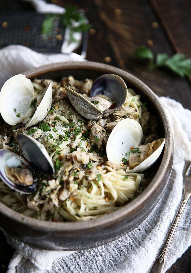 linguine with white clam sauce, fresh clams and parsley