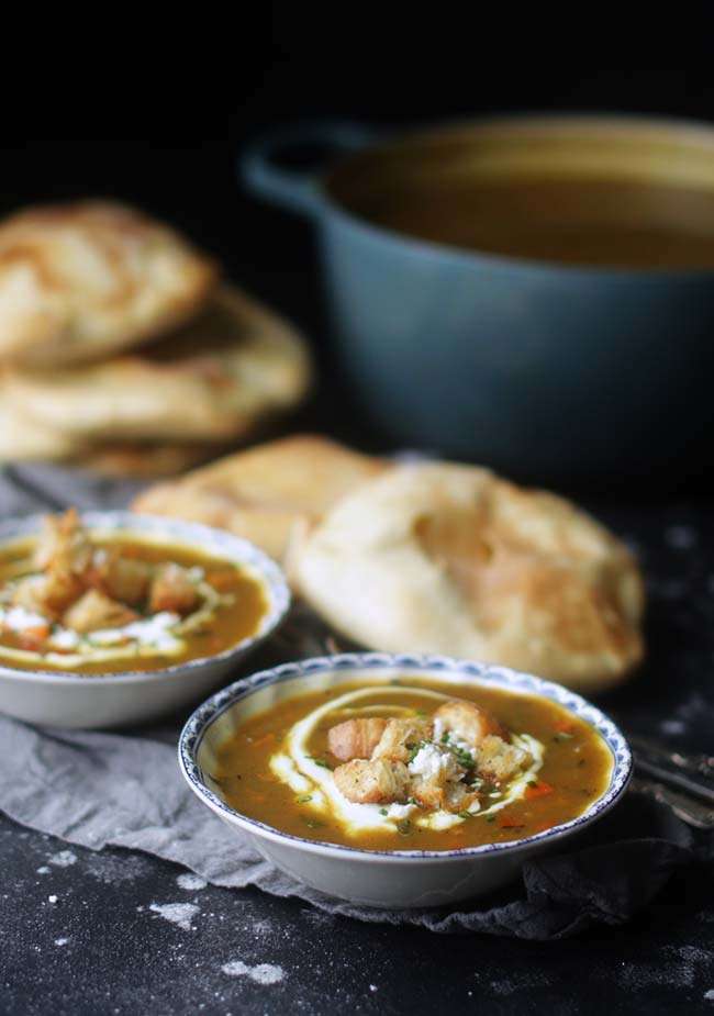 mulligatawny soup recipe served with fresh pita bread in a bowl