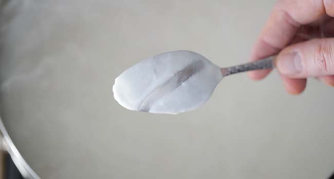 coating a spoon with sauce