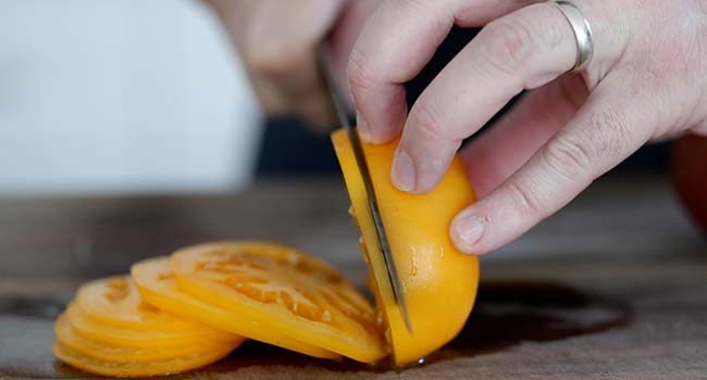 slicing fresh tomatoes