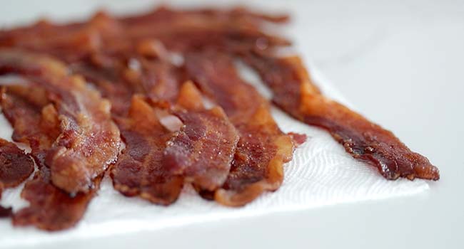crisp cooked bacon on paper towels