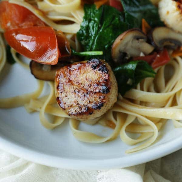 Sea Scallops Florentine Fettuccini with Mushrooms and Tomatoes