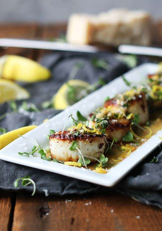 Pan Seared Scallops Recipe with White Wine and Herb Butter Sauce