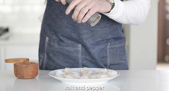 seasoning scallops with pepper