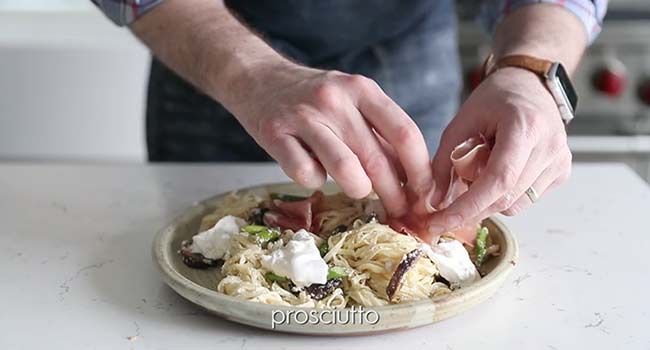 adding prosciutto to pasta
