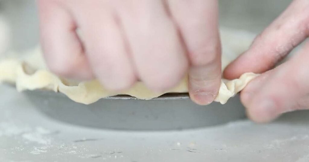 crinkling a pie crust edge