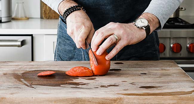 slicing tomatoes