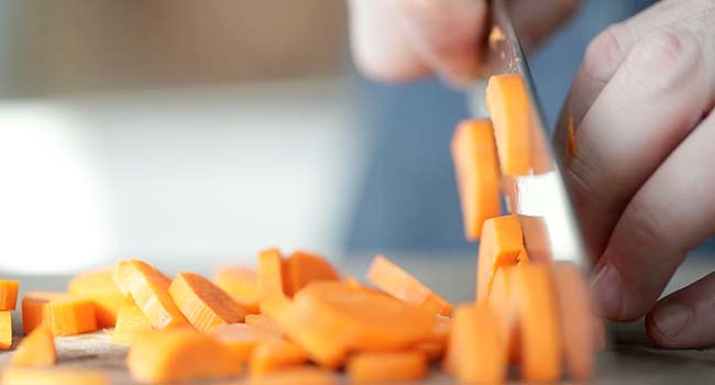 slicing carrots