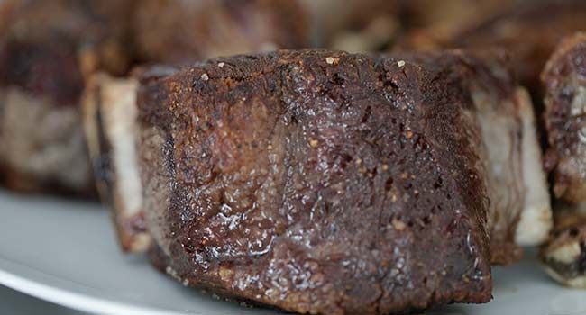 setting browned short ribs on a pkate