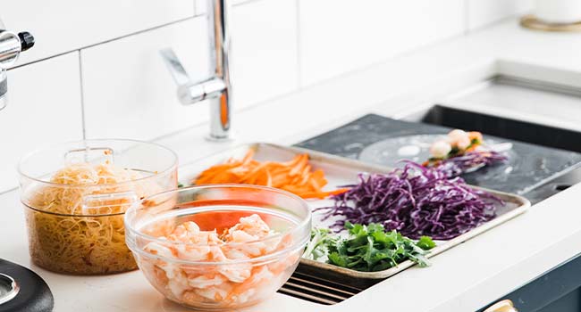 making shrimp spring rolls