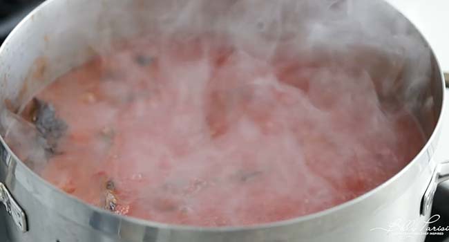 braising beef braciole in tomato sauce