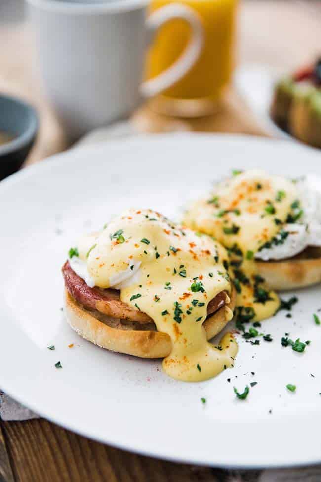 eggs with bacon, english muffin and hollandaise