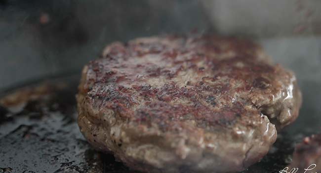 searing a hamburger steak