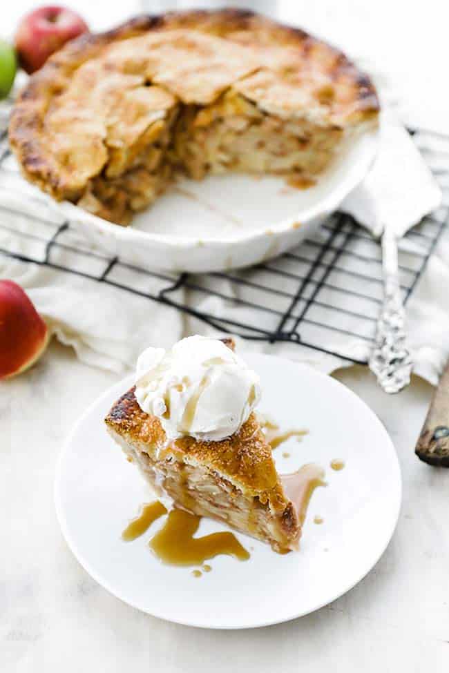 apple pie slice and a whole apple pie