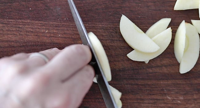 slicing apples