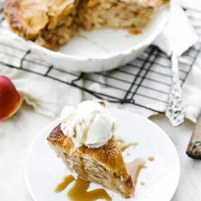 apple pie slice and a whole apple pie
