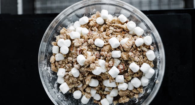 adding marshmallows to a streusel