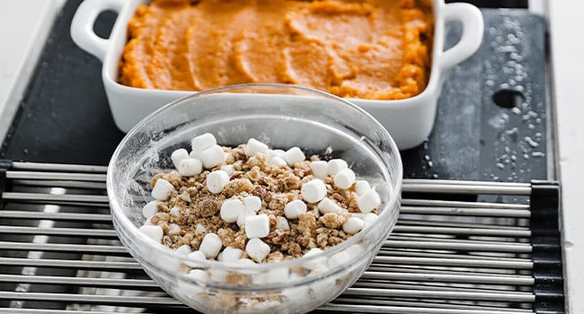 adding streusel to mashed sweet potatoes