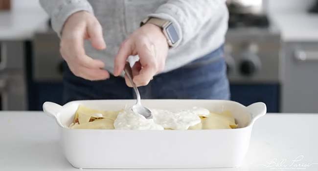 adding bechamel to lasagna