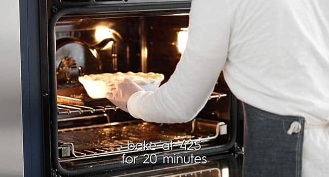 cooking a shoofly pie in the oven