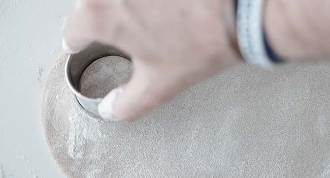 cutting circle rounds out of cannoli dough