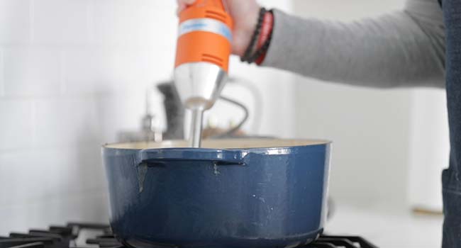 blending a shrimp stock in a pot