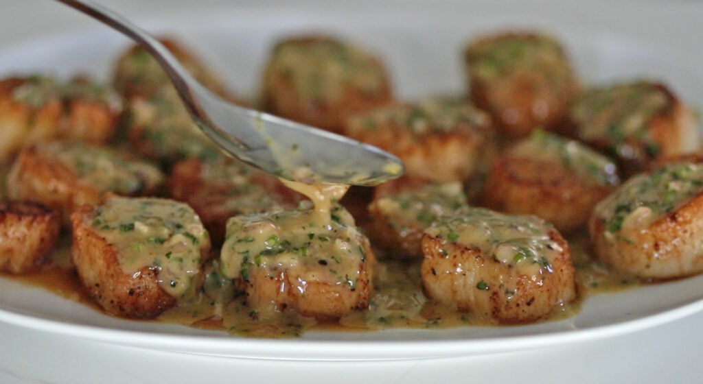 saucing scallops