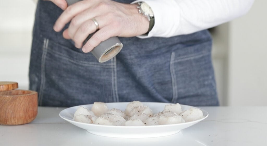 seasoning scallops