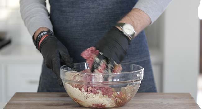 mixing ground meat with breadcrumbs