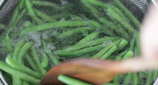 par-boiling green beans in boiling water