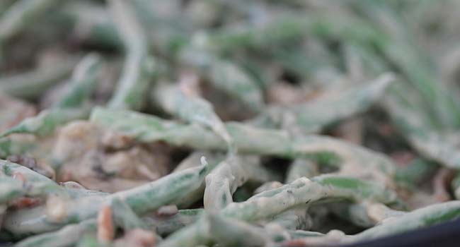 cooked green beans with cream sauce