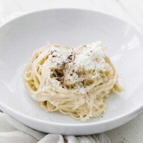 bowl of spaghetti cacio e pepe