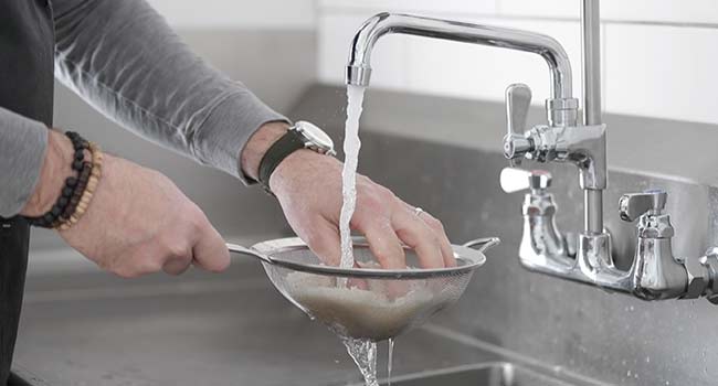 rinsing rice in a strainer