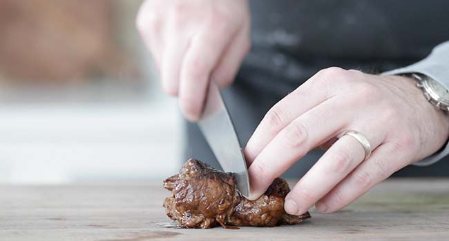 slicing a beef rouladen