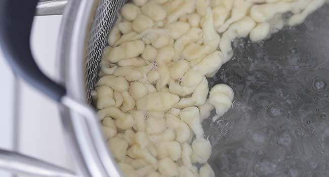 spaetzle boiling in water