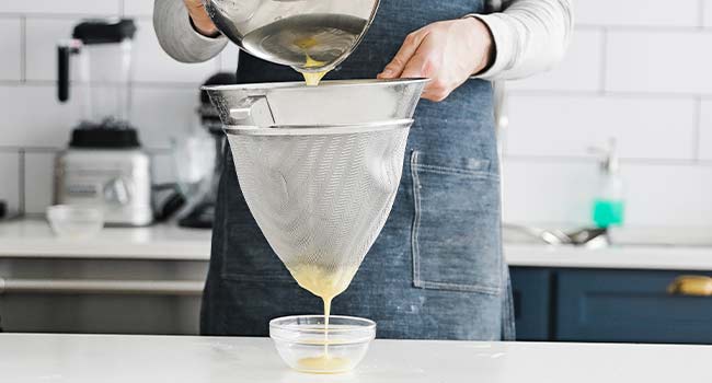 straining a bearnaise sauce