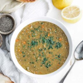 middle eastern lentil soup with lemon and pita bread