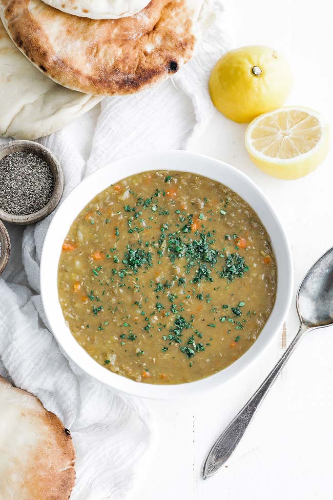 middle eastern lentil soup with lemon and pita bread