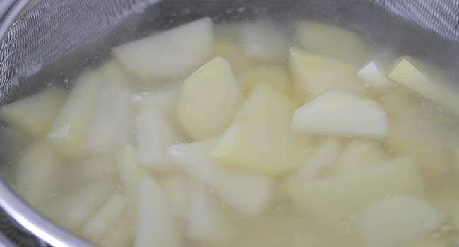 boiling sliced potatoes