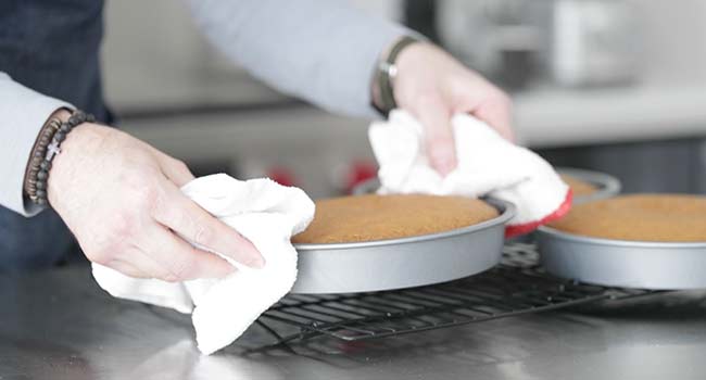 cooling baked carrot cakes