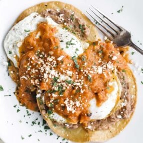 huevos ranchers on a plate