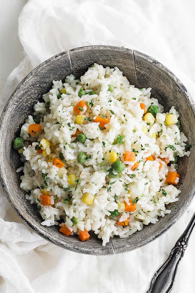 arroz blanco in a bowl with vegetables