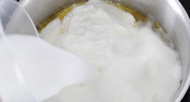 adding cornstarch slurry to a yogurt sauce