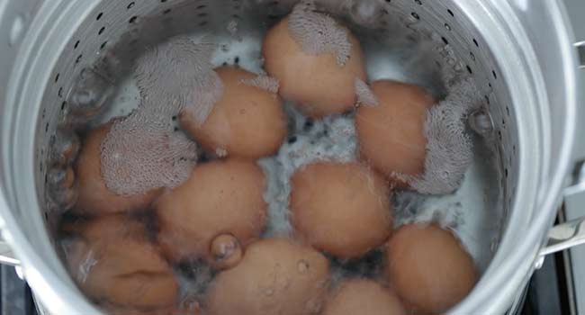 hard boiling eggs