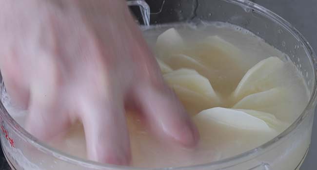rinsing sliced potatoes