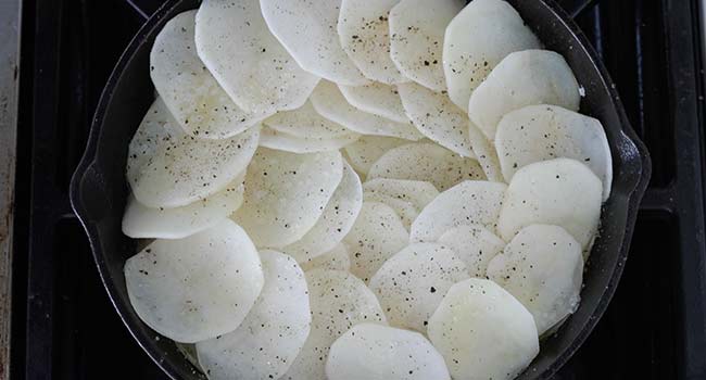 seasoning sliced potatoes