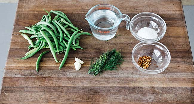 ingredients to make pickled green beans