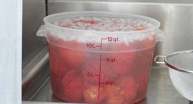 adding tomatoes to an ice bath