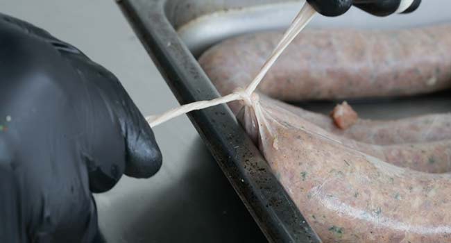 tying a knote in sausage casing