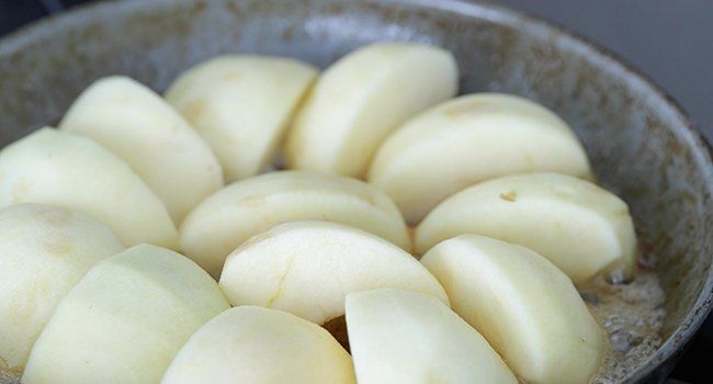 placing apples into a pan